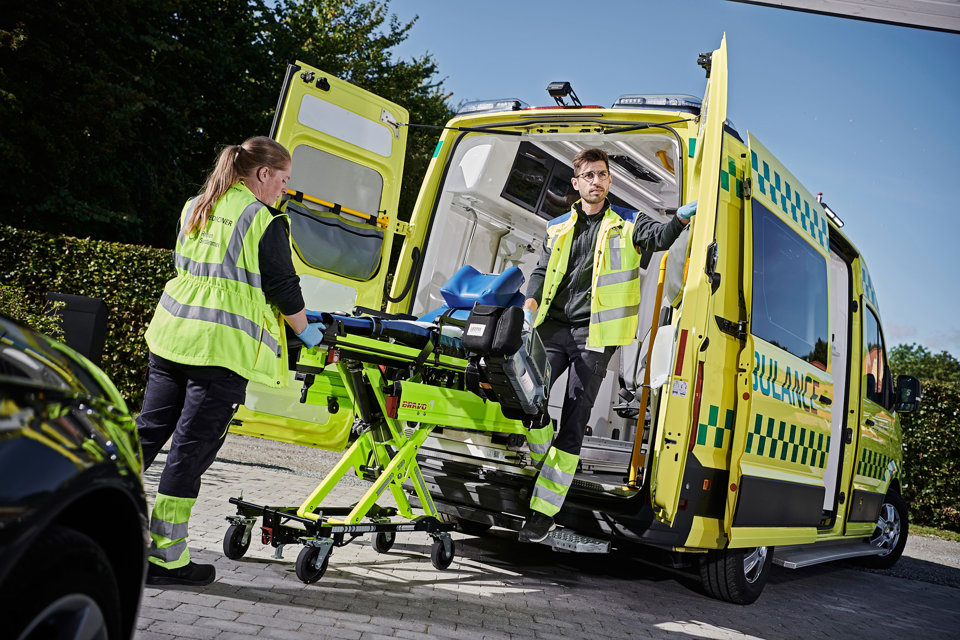 Ambulance med ansatte