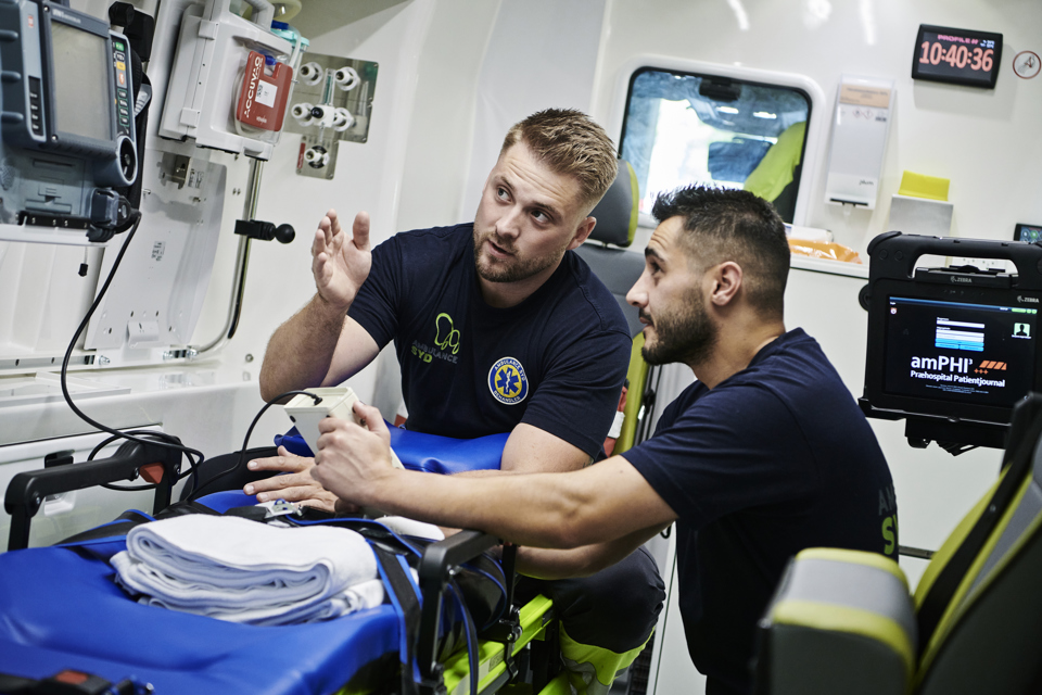 Reddere arbejder i bårerummet 